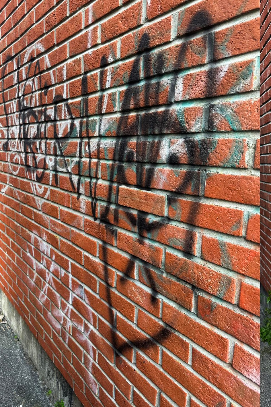 FØR – Graffiti på murvegg – Istek AS